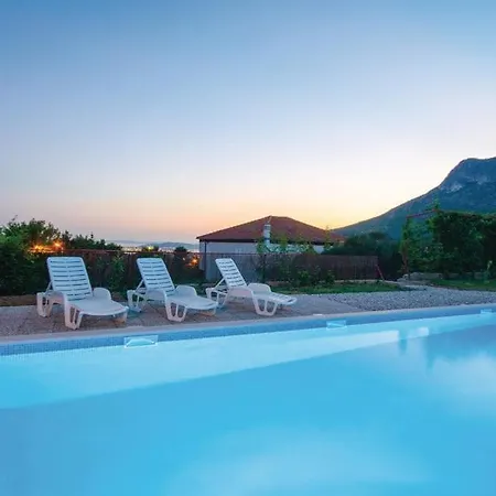Apartment Spacious With Swimming Pool