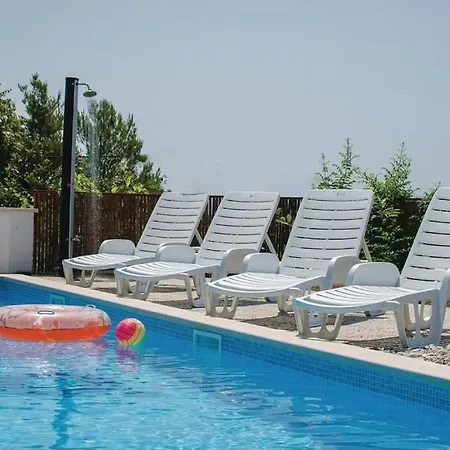 Spacious With Swimming Pool Klis