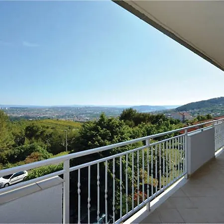 Spacious With Swimming Pool Apartment