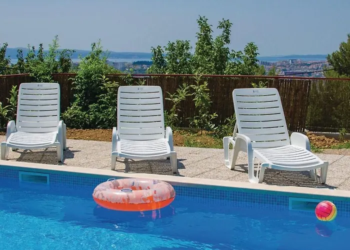 Family 4-Bdr Apartment With Pool דירה Klis