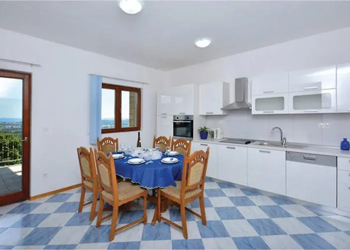 Family 4-Bdr Apartment With Pool