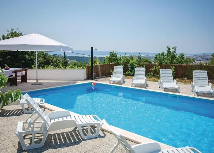 Family 4-Bdr Apartment With Pool דירה Klis