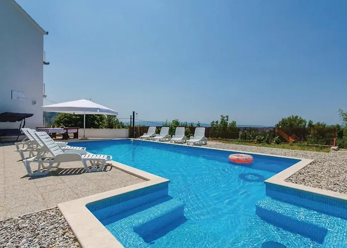 Family 4-Bdr Apartment With Pool *