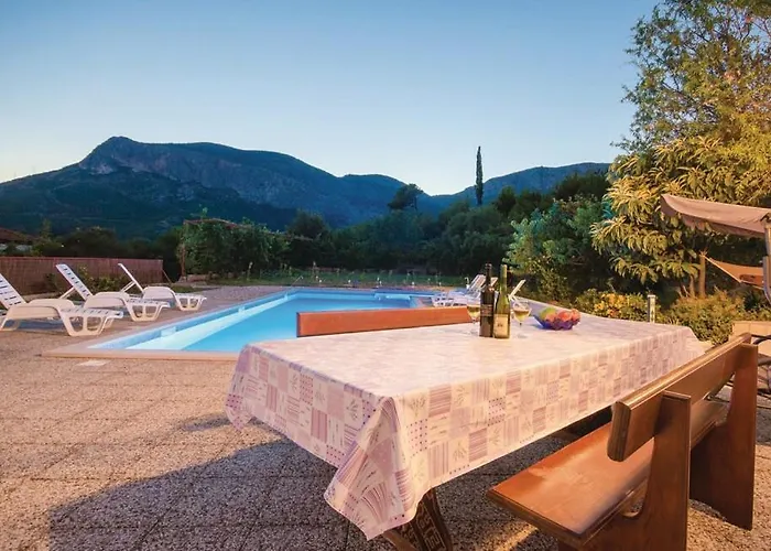 Family 4-Bdr Apartment With Pool