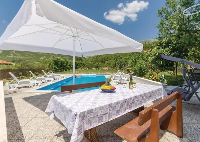 Family 4-Bdr Apartment With Pool * Klis