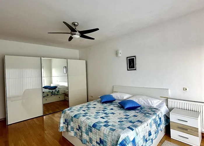 Family 4-Bdr Apartment With Pool דירה *