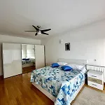 Family 4-bdr With Pool Apartment *