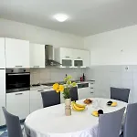 Apartment Family 4-bdr With Pool Klis