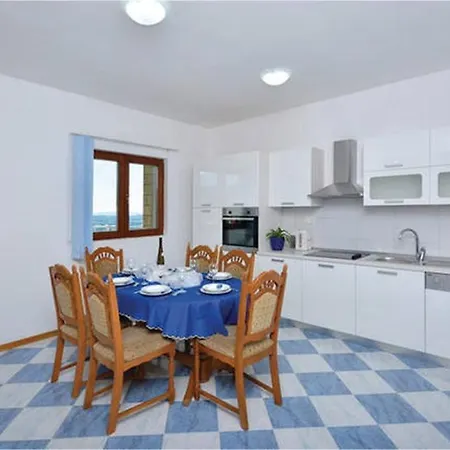 Family 4-Bdr Apartment With Pool