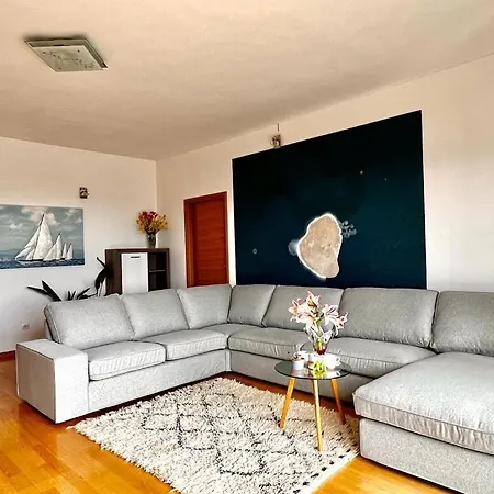 Apartment Family 4-Bdr Apartment With Pool *