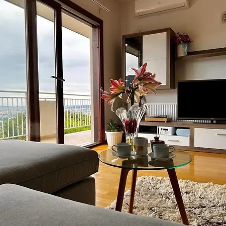 Family 4-Bdr Apartment With Pool Apartment