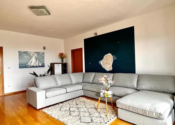 Apartment Family 4-Bdr Apartment With Pool *